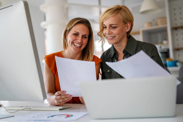 Happy young business women working together at office - Фото, зображення