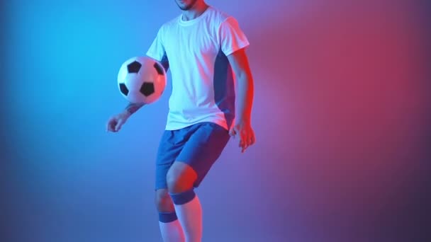 entrenamiento de habilidad de jugador de fútbol en estudio  - Imágenes, Vídeo