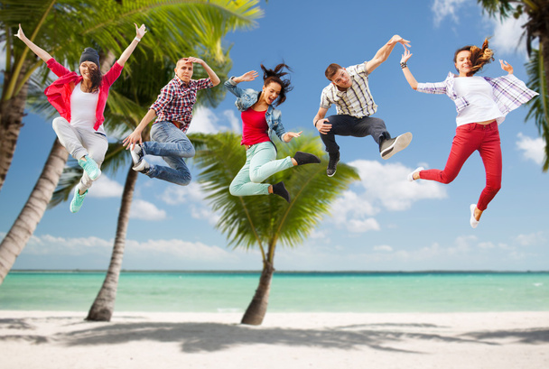 Gruppe Jugendlicher springt - Foto, Bild