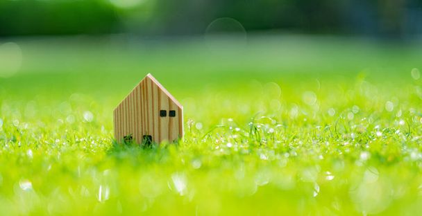 miniaturní dům model na travnatém pozadí - Fotografie, Obrázek