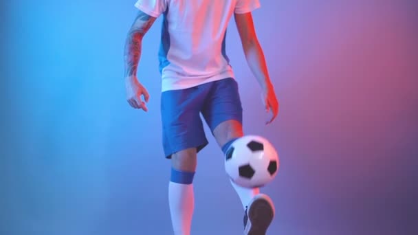 Fußballer jongliert in Zeitlupe  - Filmmaterial, Video