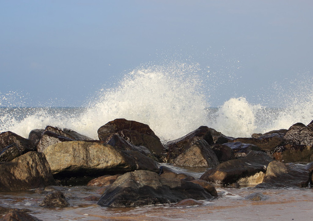 Ondas quebrando contra grandes pedras no Mar do Norte
 - Foto, Imagem