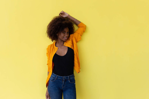 a gyönyörű és boldog afro-amerikai sárga háttérrel - Fotó, kép
