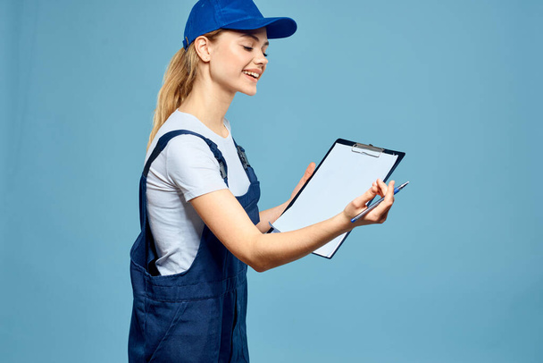 Mujer en forma de trabajo papeleo prestación de servicios carrera oficina fondo azul - Foto, Imagen