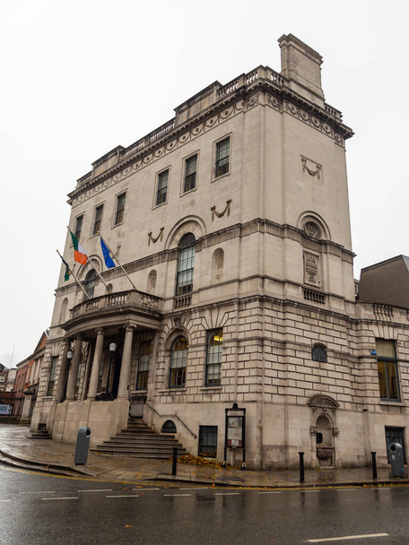 Dublin, Irlande- 09 novembre 2015 : Ancien bâtiment irlandais traditionnel au centre, Castle Square. - Photo, image