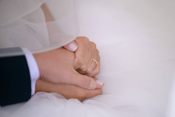 close up of a bride's hand holding a wedding ring - Foto, Bild