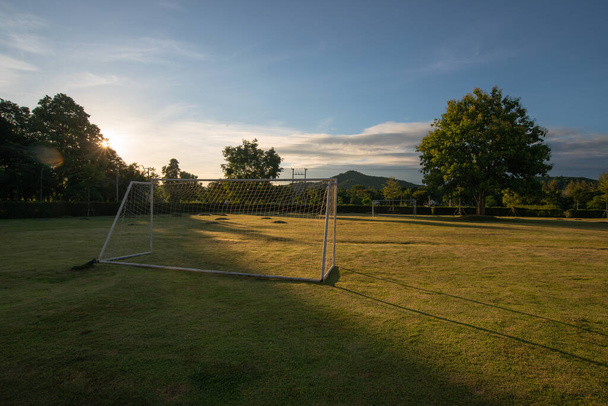 γκολ ποδόσφαιρο με ηλιαχτίδα στο φως το πρωί - Φωτογραφία, εικόνα