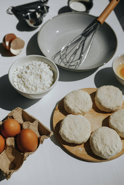 Ingredients for making cottage cheese pancakes on a table - Foto, imagen