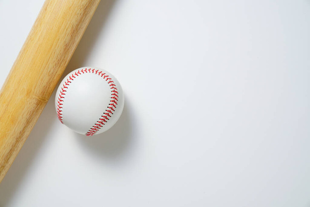 baseball and baseball bat on white background, top view - Foto, Bild