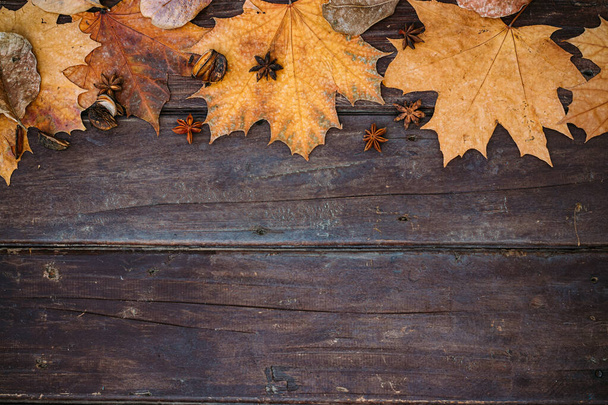 Hojas de otoño sobre papel pintado de madera con espacio para copiar. Fondo de Acción de Gracias - Foto, Imagen