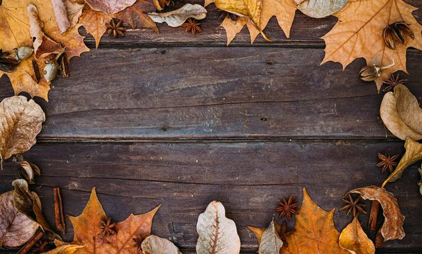 Podzimní listí na dřevěné tapetě s kopírovacím prostorem. Pozadí Díkůvzdání - Fotografie, Obrázek