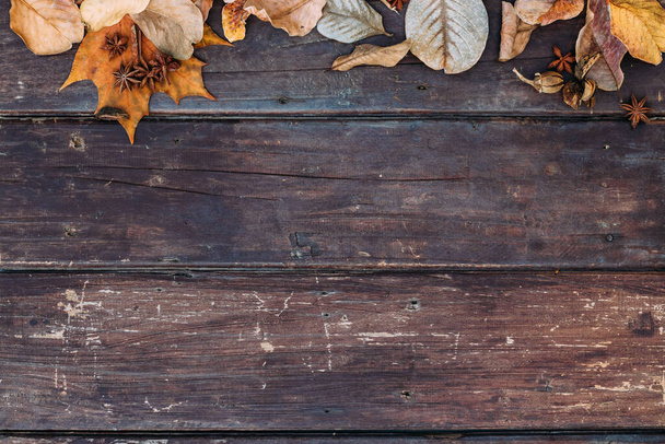 Jesienny listek na drewniany tapeta z ksero miejsce. Tło Święta Dziękczynienia - Zdjęcie, obraz