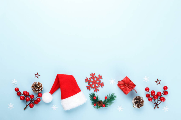 Красное Рождество или Новый год украшения, ягоды, звезды и снежинки на синем модном фоне с копировальным пространством - Фото, изображение