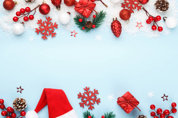 Piros karácsonyi vagy újévi díszek, bogyók, csillagok és hópelyhek kék trendi háttér másolási hely - Fotó, kép