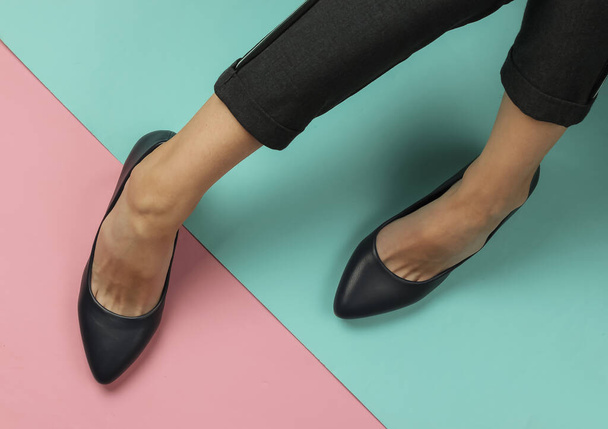 Naisten jalat pukeutunut housut ja klassinen kengät korkokengät vaaleanpunainen sininen pastelli tausta. Huippunäkymä. Kauneus ja muoti studio ammuttu - Valokuva, kuva