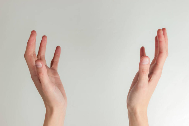 Las manos femeninas forman un espacio para su texto sobre un fondo blanco. Copiar espacio - Foto, imagen