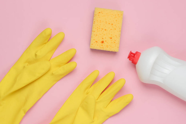 Guantes de látex amarillo, esponja, botella de detergente - Foto, Imagen