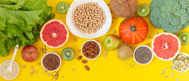 Gesunde Ernährung. Biologisches Gemüse, Obst, Saatgut und Kräuter von oben - Foto, Bild