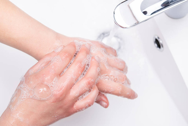 バスルームで石鹸で手を洗う。コロナウイルス感染症の予防と保護. - 写真・画像
