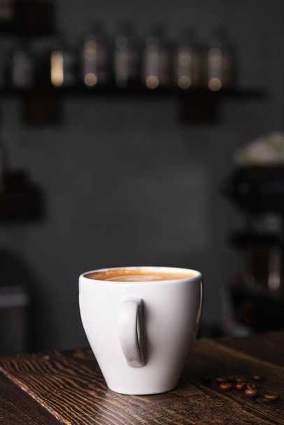 Tazza bianca di caffè su un tavolo da caffè - Foto, immagini