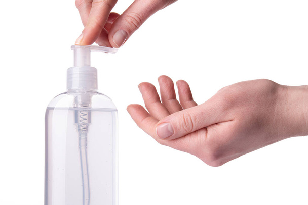 La mujer usa desinfectante para desinfectar la mano aislada sobre un fondo blanco. Prevención de la enfermedad del virus covid-19. - Foto, imagen