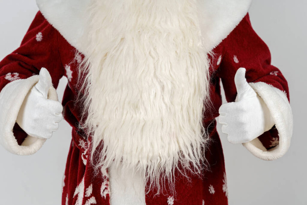 Concepto de Año Nuevo y Navidad. Santa Claus muestra un gesto - clase con dos manos. Lleva su mano a la frente.. - Foto, Imagen