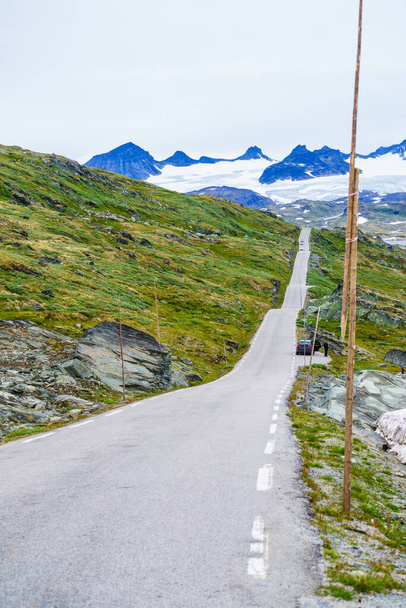 Asphalt road in norwegian mountains, Sognefjellet tourist route, Norway - Fotoğraf, Görsel