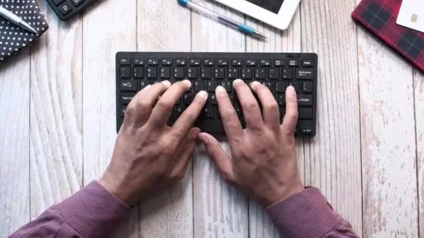  hoge hoek weergave van persoon hand typen op toetsenbord  - Video