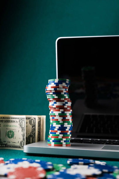 Poker gra online z dolarami na stole w kasynie. Tło fortuny. zdjęcie pionowe - Zdjęcie, obraz