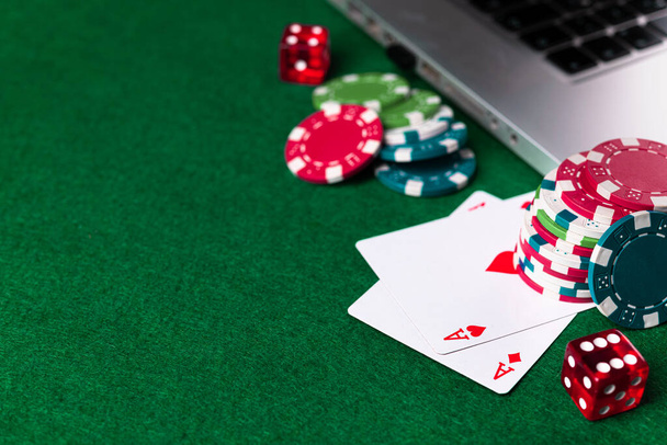 Udane pierwsze rozdanie w pokera, para asów na tle stołu kasyna. Online z laptopem. - Zdjęcie, obraz