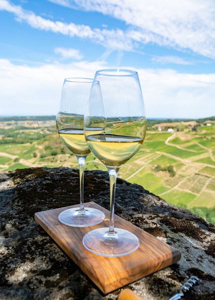 Szabadtéri kóstoló fehér vagy jaune Jura bor szőlőültetvények közelében Chateau-Chalon falu Jura régióban, Franciaország - Fotó, kép