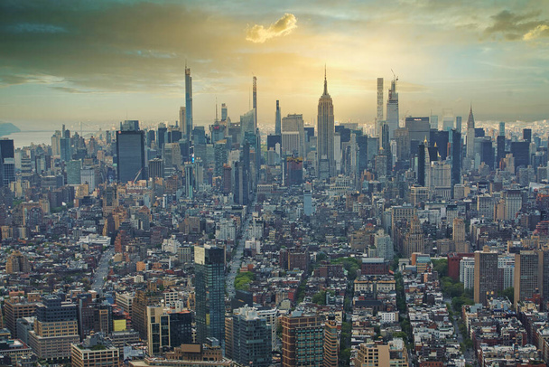 Eine Luftaufnahme der Skyline von New York City bei Sonnenuntergang - Foto, Bild