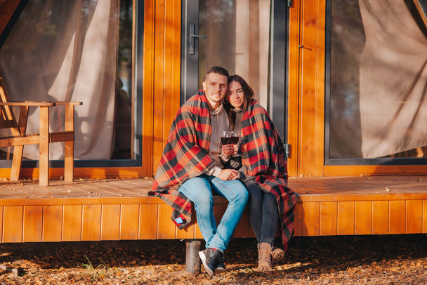 Mutlu iki kişilik aile sonbaharda terasta - Fotoğraf, Görsel