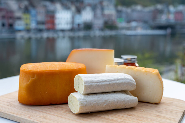 Peynir koleksiyonu, Belçika manastırı peyniri kahverengi tenli bira ve kaliteli otlarla yapılmış ve Maas nehri manzaralı Dinant, Wallonia, Belçika - Fotoğraf, Görsel