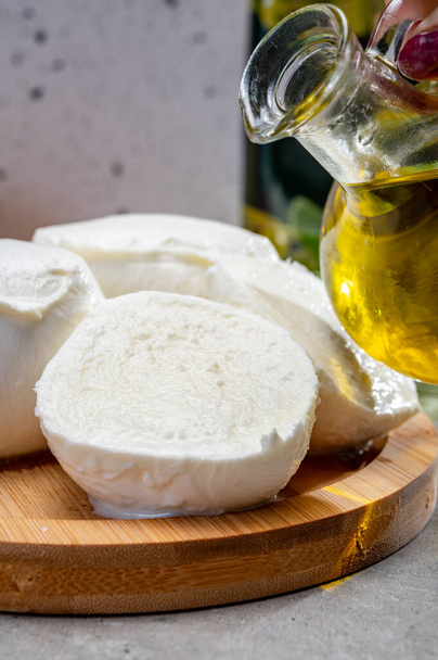 Queijo italiano macio feito à mão fresco da Campânia, bolas brancas de queijo mussarela de búfalo feito de leite de vaca pronto para comer de perto - Foto, Imagem
