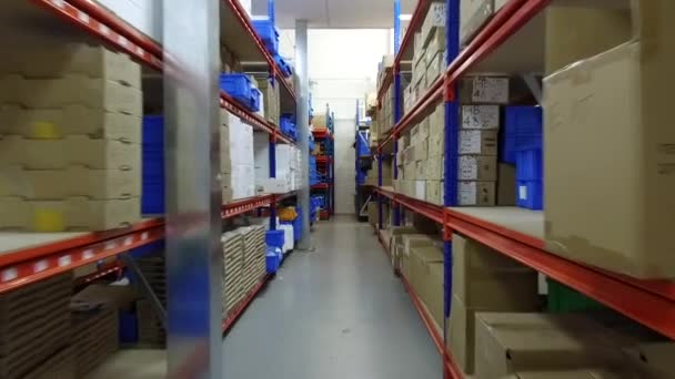 いくつかの商品と大規模な近代的な倉庫。荷物が満載の倉庫ビル-イギリス,イギリス- 2019年9月19日 - 映像、動画