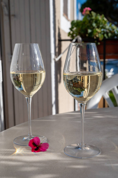 Degustação de vinho branco local na varanda ensolarada de verão em Provence, França - Foto, Imagem