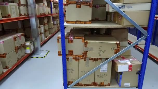 Nagy modern raktár, némi áruval. Raktárépület csomagolt árukkal - Anglia, Egyesült Királyság - 2019. szeptember 19. - Felvétel, videó