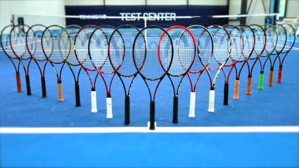 Arrangement von Tennisschlägern auf einem Tennisplatz - Foto, Bild