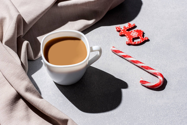 Чашка кави та різдвяні прикраси на сірому столі з твердою тіні. Різдвяна, зимова концепція
 - Фото, зображення