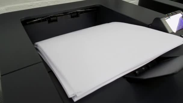 Офисный струйный принтер, печатающий большое количество страниц бумаги размером с букву в шторм - 19 сентября 2019 года - Кадры, видео
