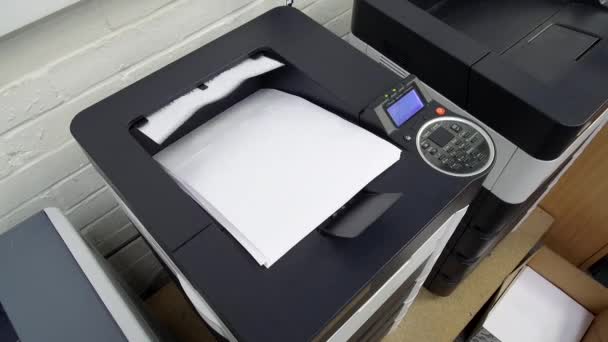 Imprimante jet laser de bureau imprimant beaucoup de pages de papier A4 ou format lettre dans un entrepôt - 19 septembre 2019 - Séquence, vidéo