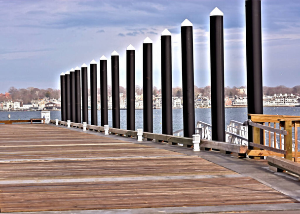 ニューポート・ロードフォードのフォート・アダムズにあるボート埠頭とパイロンの列 - 写真・画像