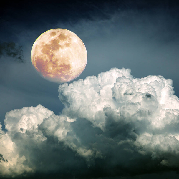 満月と雲の夜空。自然抽象的な背景. - 写真・画像