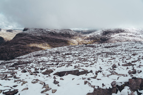 Vuoristomaisemia, joilla on lunta ja luolia sumu horisontissa ja muuten valoisa päivä, Dalsnibba Norja - Valokuva, kuva