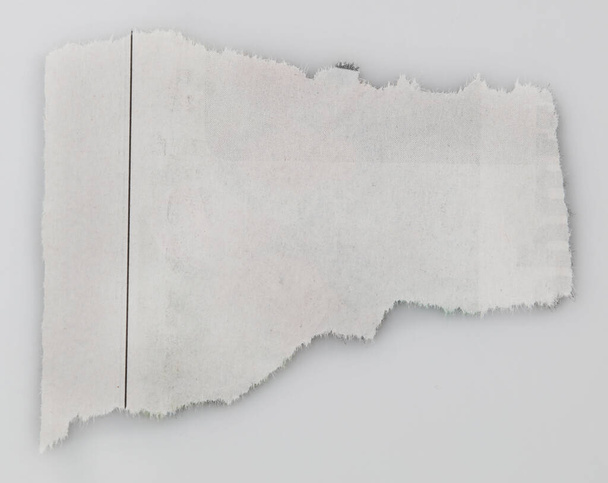 Кусок рваной бумаги на обычном фоне  - Фото, изображение