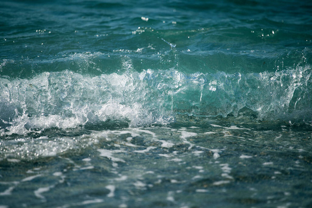 petites vagues sur la mer Egée pendant la journée, en Turquie, station balnéaire, mousse, hors saison, horizontal - Photo, image