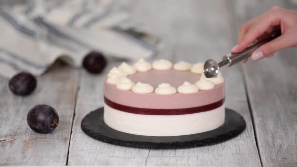 Sütőipari szakács díszített egy finom szilva mousse torta. - Felvétel, videó