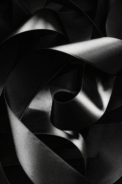Czarno-biała wstążka jedwabna jako tło, abstrakcyjny i luksusowy design marki - Zdjęcie, obraz