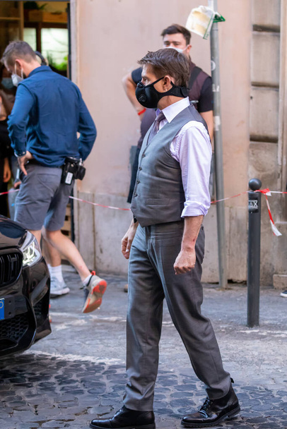 Róma, Olaszország - 2020. október 9.: Tom Cruise színész a történelmi központ utcáin, a Mission Impossible 7 című új akciófilm forgatásának szünetében". - Fotó, kép